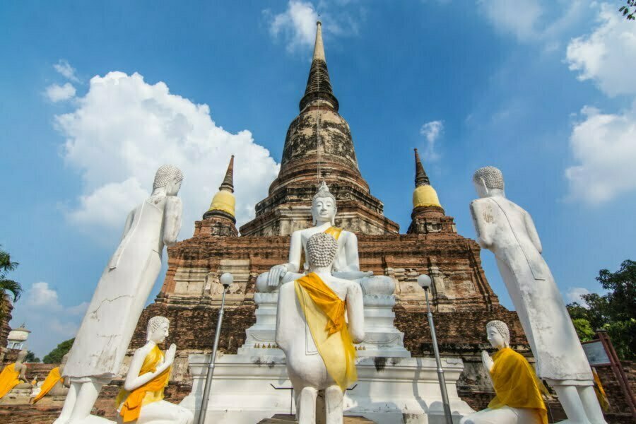 statues viharn et chedi wat yai chai mongkhon