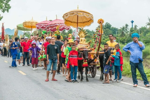 procession en attente - ceremonie kathina kanchanaburi