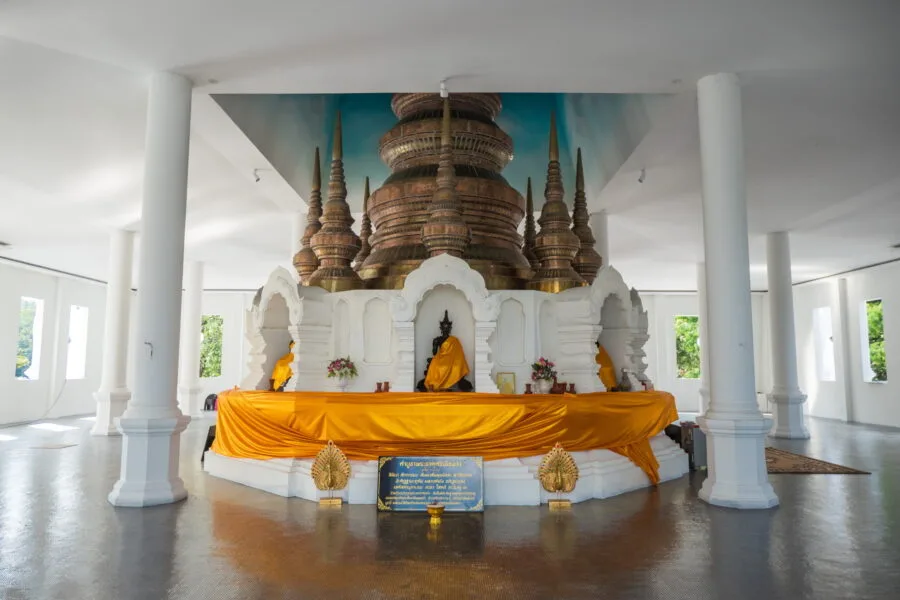 interior chedi Wat Phra That Si Mueang Pong