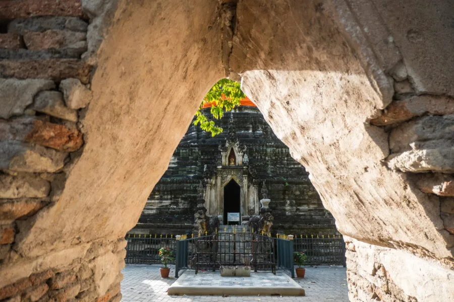 chedi from wat pa pao gate - chiang mai