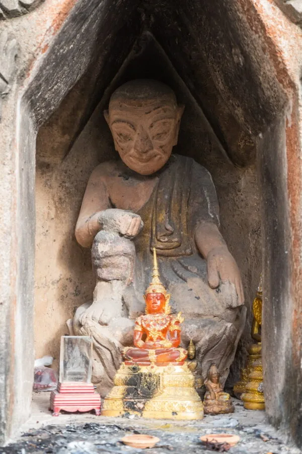 statue niche chedi - wat pa pao - chiang mai