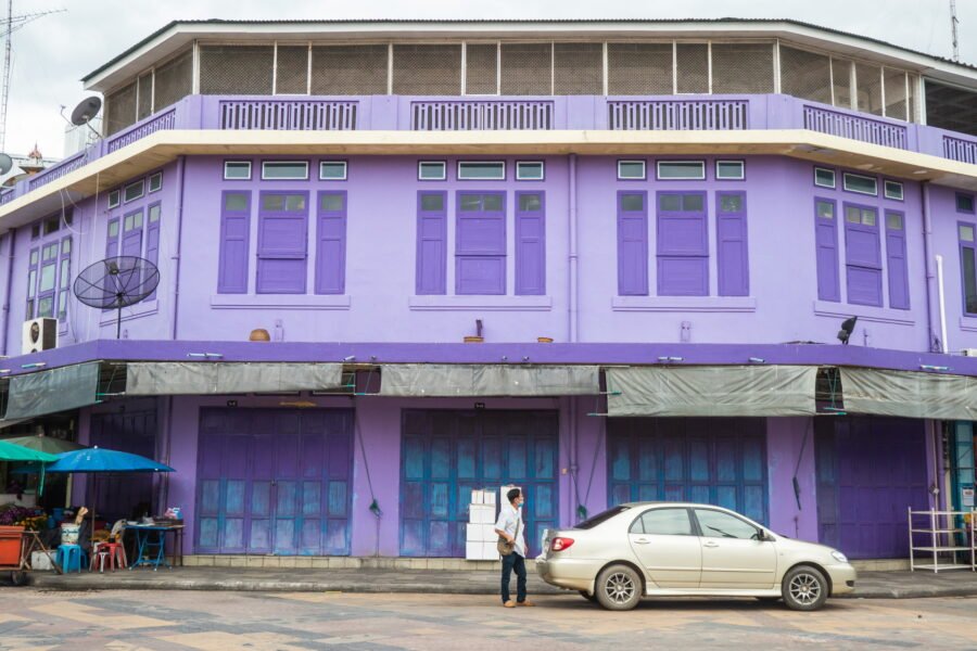 mur violet dans la ville uthai thani