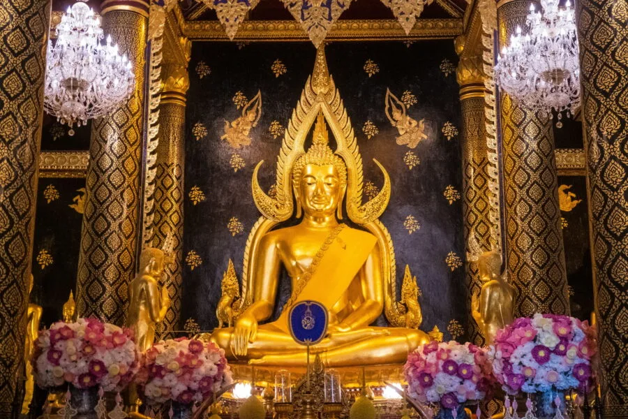 buddha statue interior wat phra sri rattana mahathat - phitsanulok