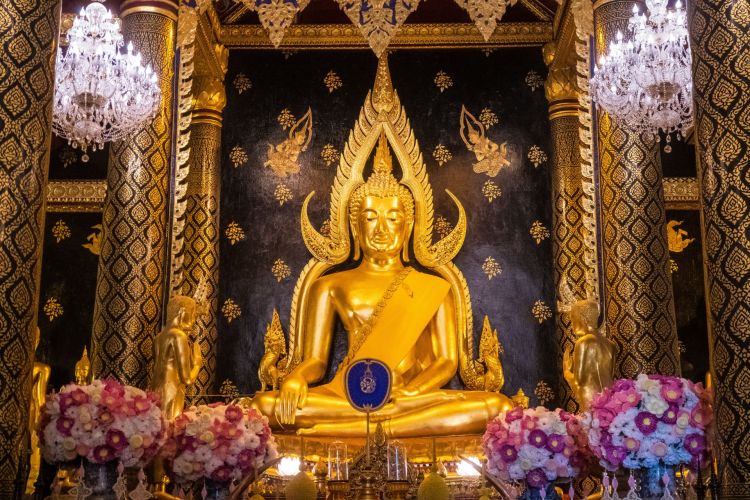 buddha statue interior wat phra sri rattana mahathat - phitsanulok