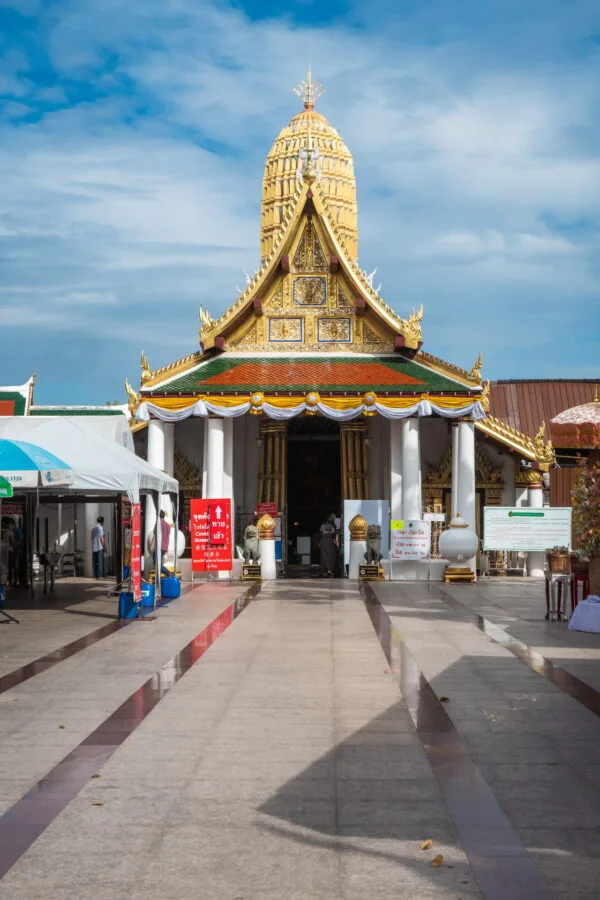 entrance wat phra sri rattana mahathat - phitsanulok