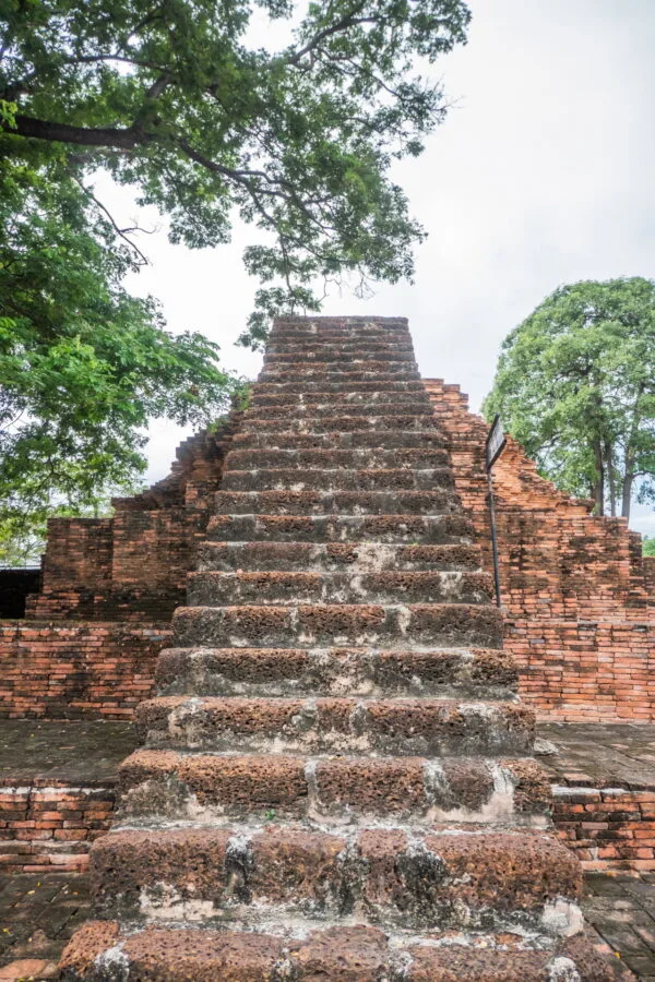 prang wat wihan thong phitsanulok staircase