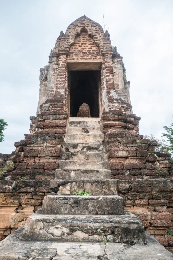 facade ancient prang wat chula manee phitsanulok