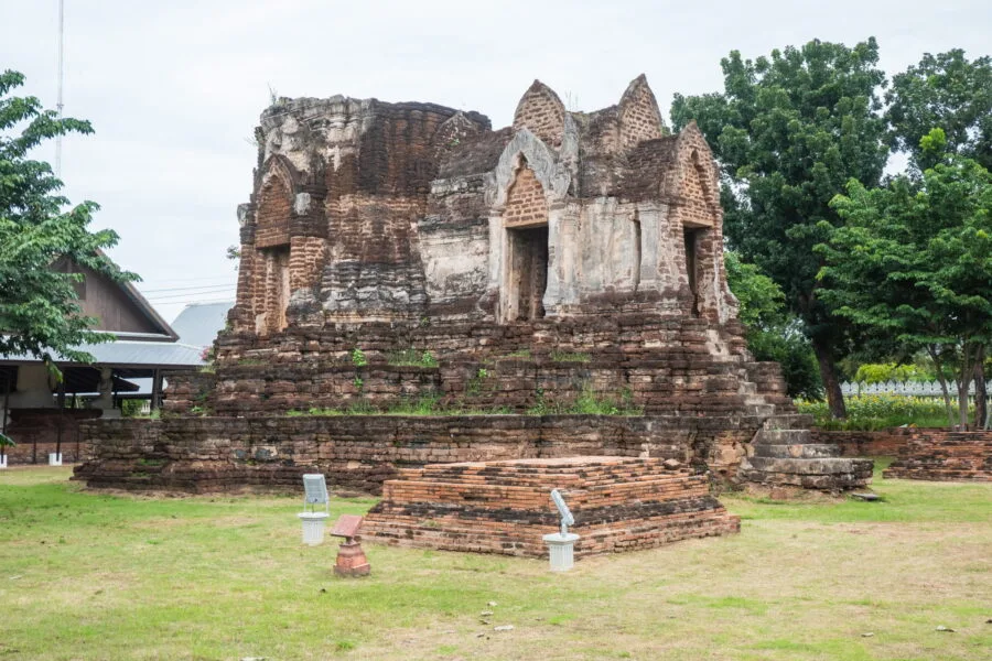 ruin prang wat chula manee phitsanulok