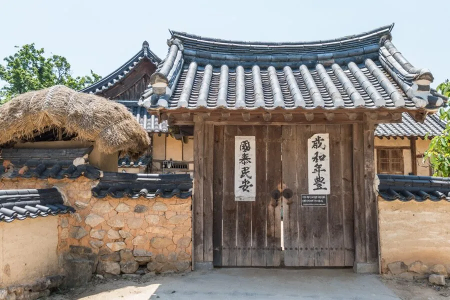 Yangjindang hahoe house entrance door
