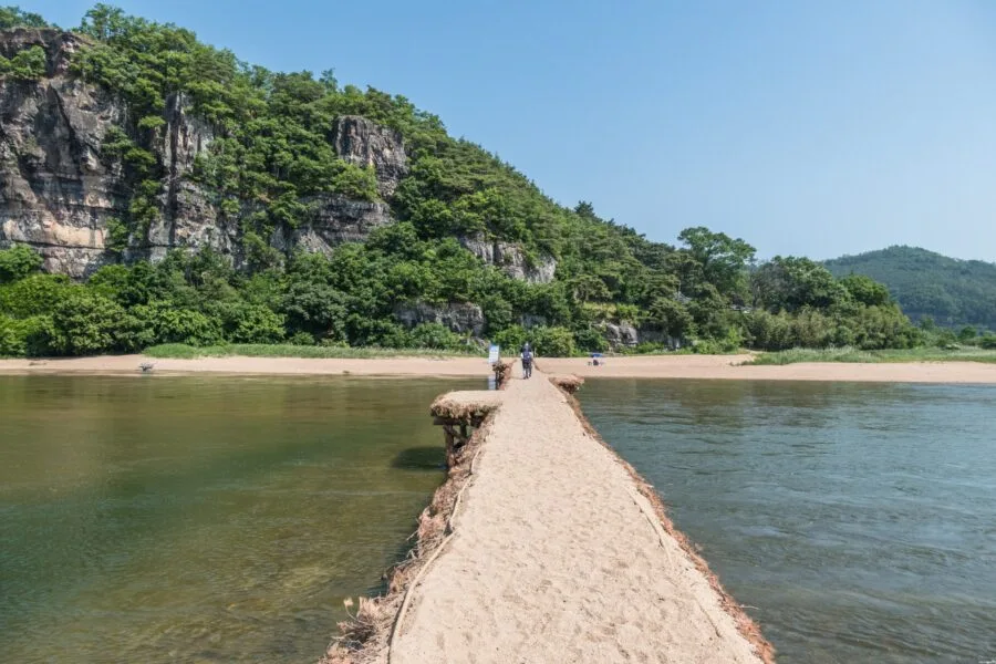 on the bridge leading to Buyongdae Hahoe cliff