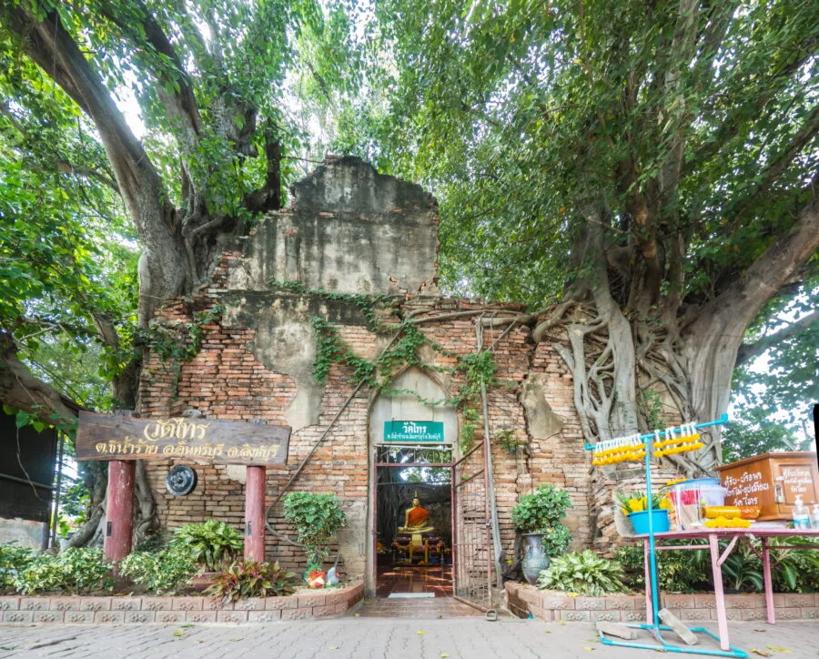 facade entrance wat sai - inburi