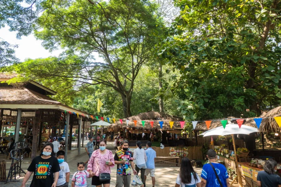 crowd - ban rachan old market - singburi