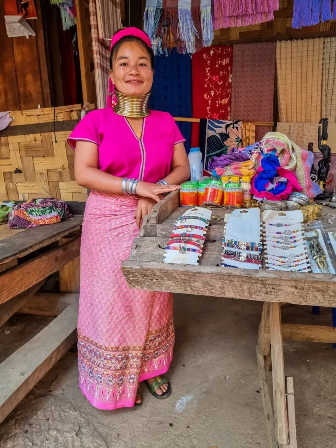 welcoming padaung woman huay pu keng village