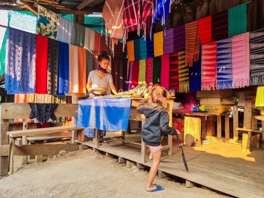 woman padaung etal souvenirs huay pu keng