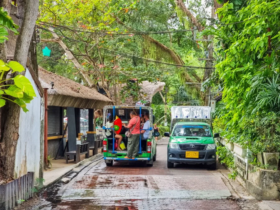path in front of tok little hut ko samet