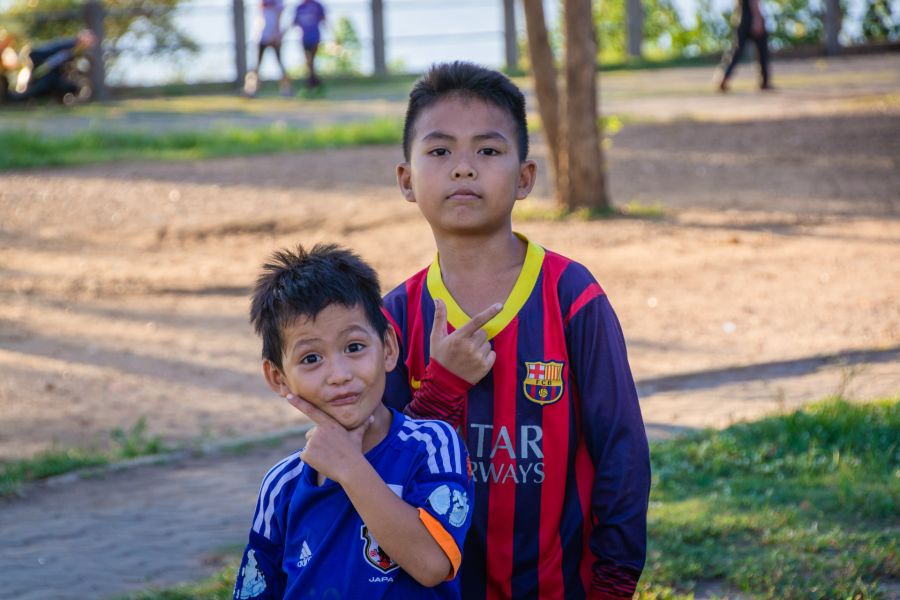 gamins me saluant rue de savannakhet - laos gamins me saluant rue de savannakhet laos