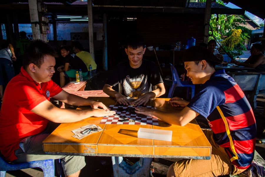 habitants jouant rue de savannakhet - laos habitants jouant rue de savannakhet laos