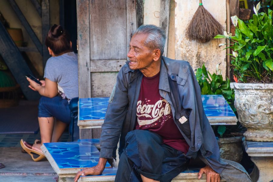 monsieur assis rue de savannakhet - laos monsieur assis rue de savannakhet laos