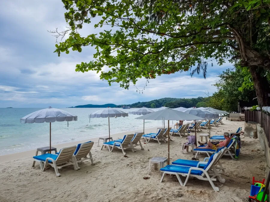beach in front of restaurant hotel tok little hut