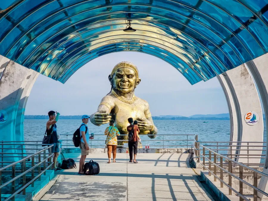 statue ko samet pier