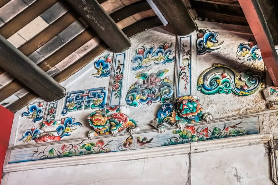 detail sculptures So Heng Tai Mansion talat noi bangkok