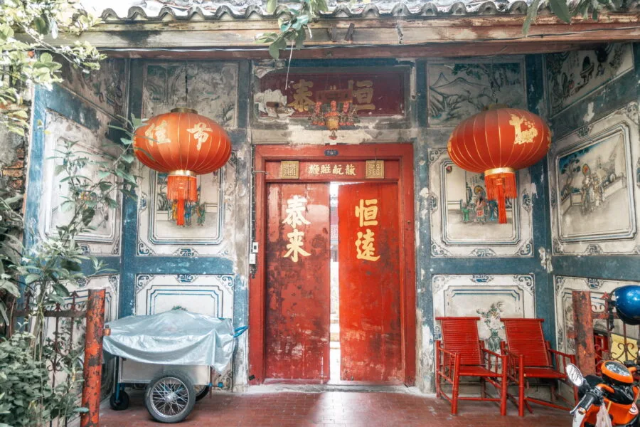 entrance door So Heng Tai Mansion talat noi bangkok