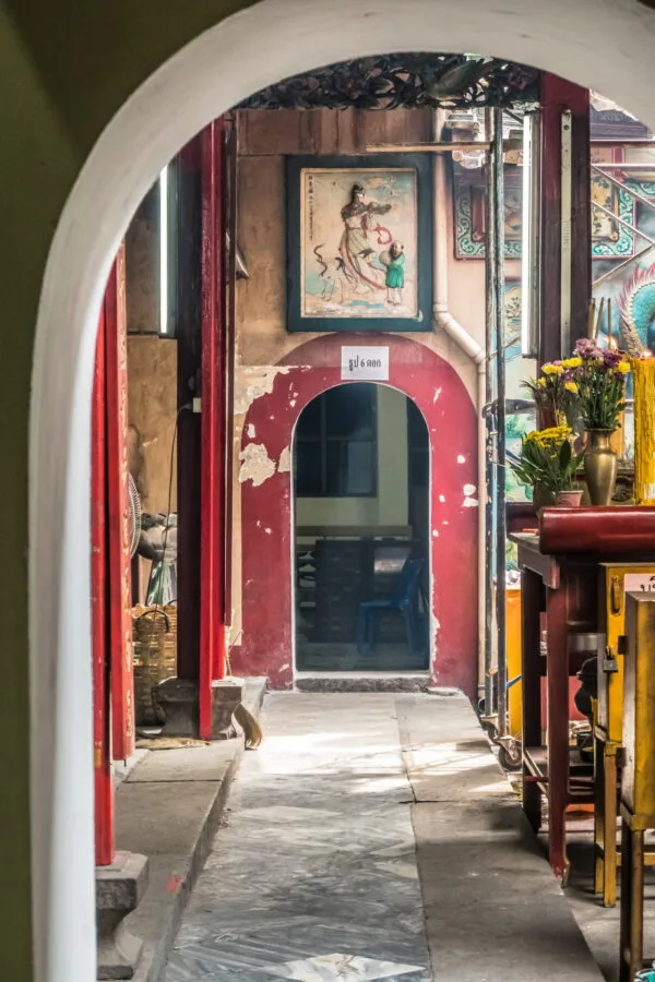 interior door Chow Sue Kong Shrine talat noi bangkok