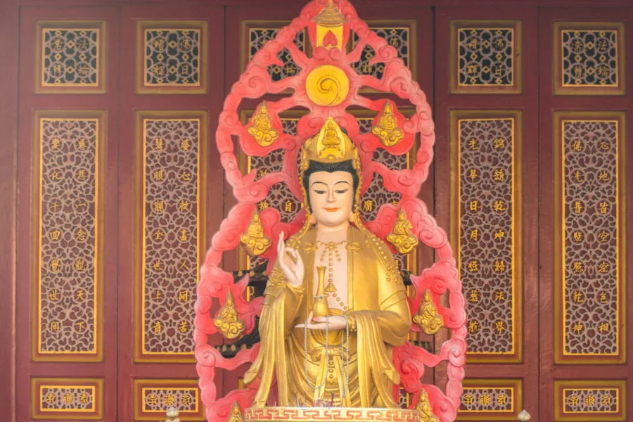 statue Vietnamese temple Wat U Phai Rat Bamrung