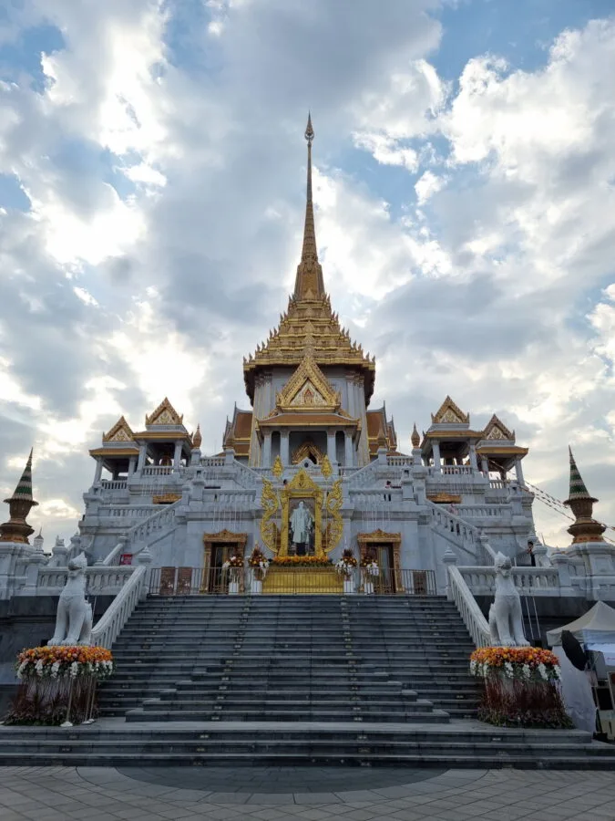 wat traimit golden buddha temple bangkok