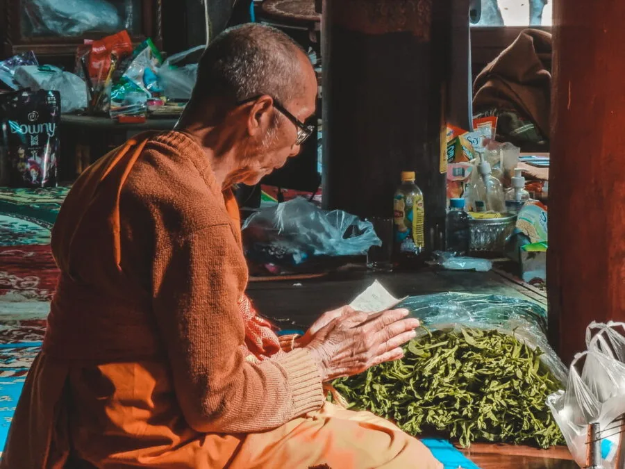 monk prayer wat klang pai thailand