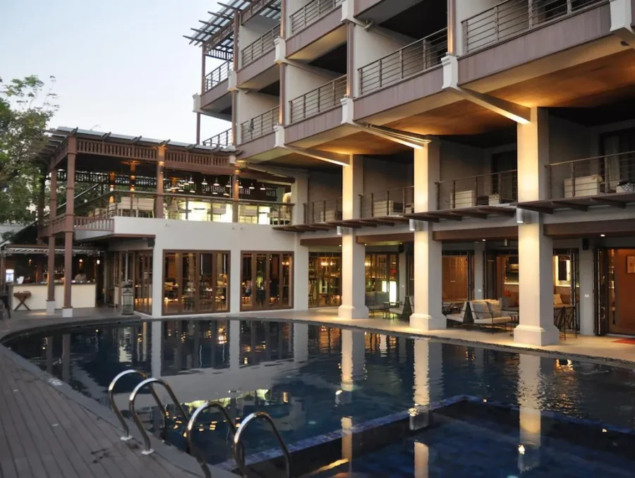 piscine Riva Surya Bangkok