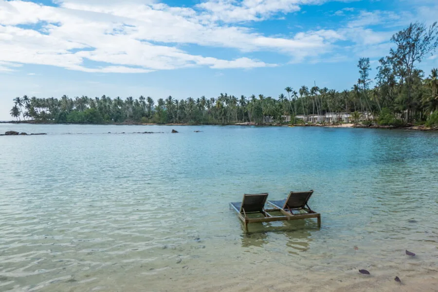 chaises longues secret beach ko kood
