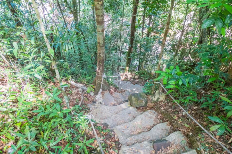 escaliers menant khlong yai kee waterfall ko kood