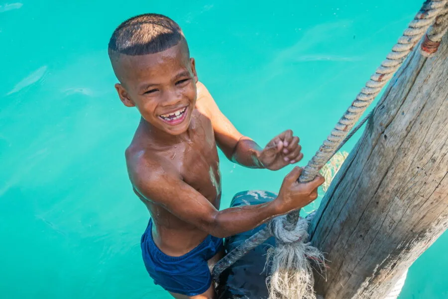 garçon saute dans l'eau village ao yai ko kood