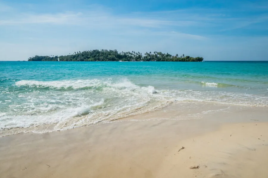 petite île de Ko Raet visible depuis khlong han