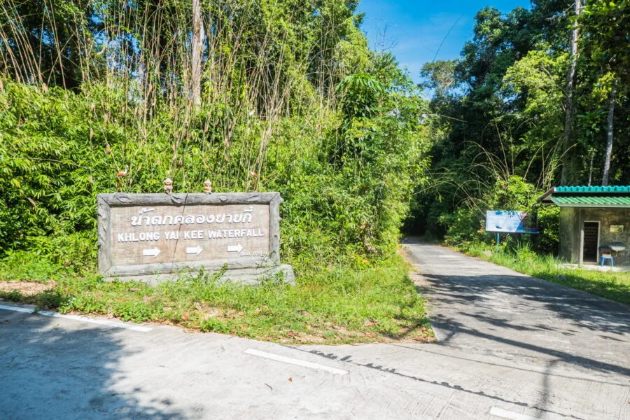 petite rout menant khlong yai kee waterfall ko kood