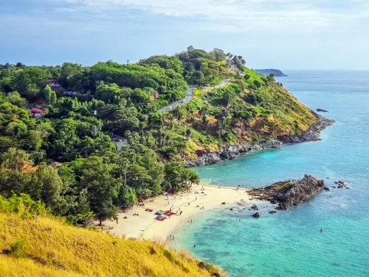 Panoramic views of the bays, beaches and terrain of the island: five viewpoints to gain altitude and discover Phuket from a different angle.