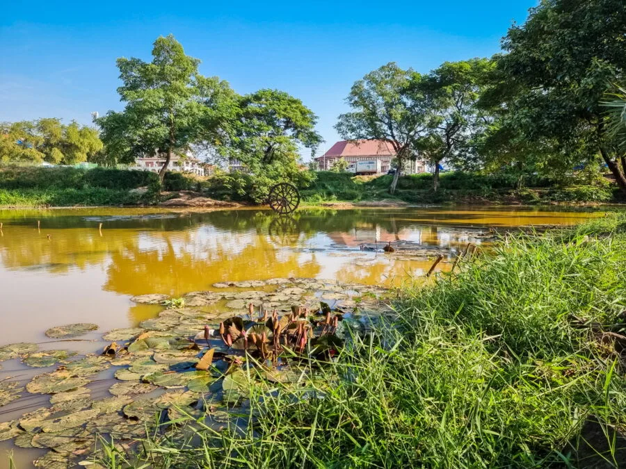 Anouvong park end basin vientiane