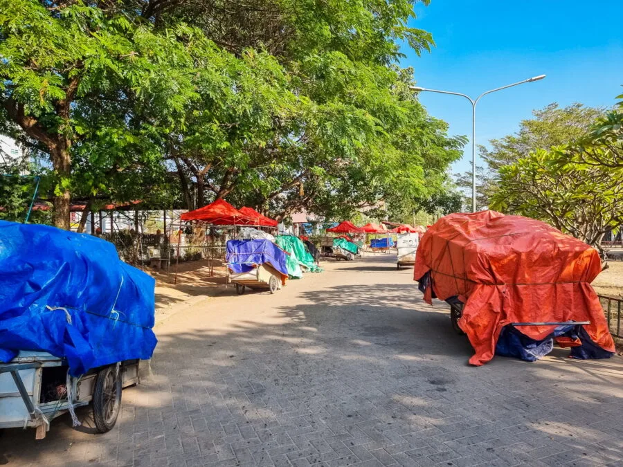 carts Vientiane night market Anouvong park