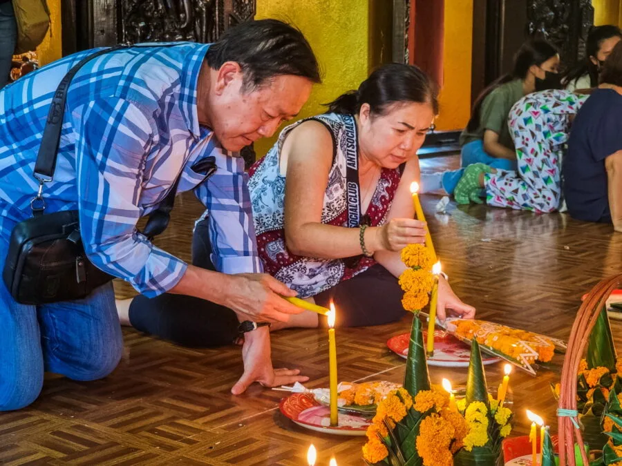 couple making offering vat simuong vientiane