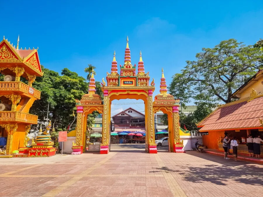 entrance courtyard vat simuong vientiane