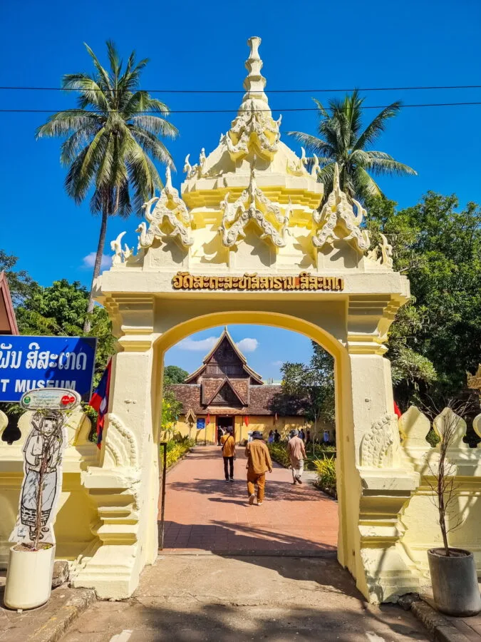 entrance to vientiane sisaket