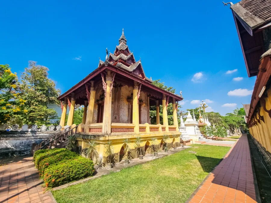 ho tai vat sisaket blue sky Vientiane
