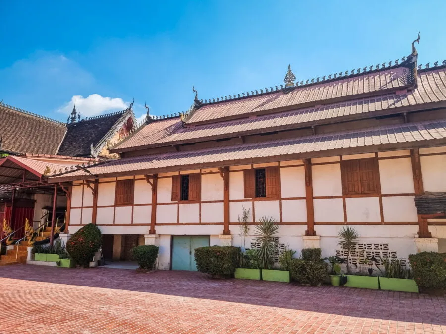 kuti monks vat sisaket Vientiane