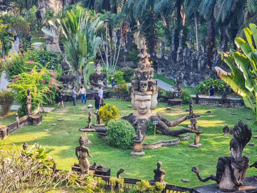 sculpture vue depuis boule parc bouddha vientiane