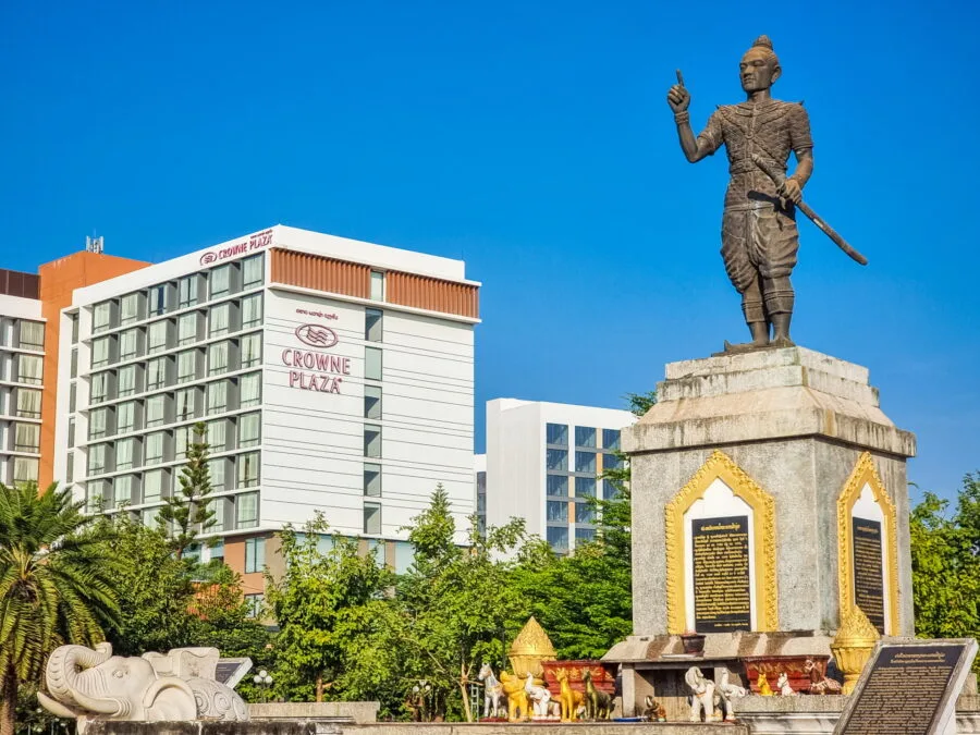 statue of fa ngum vientiane