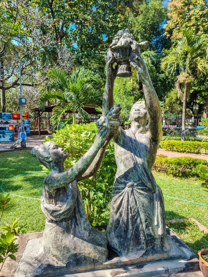 statue garden museum vat phra keo Vientiane