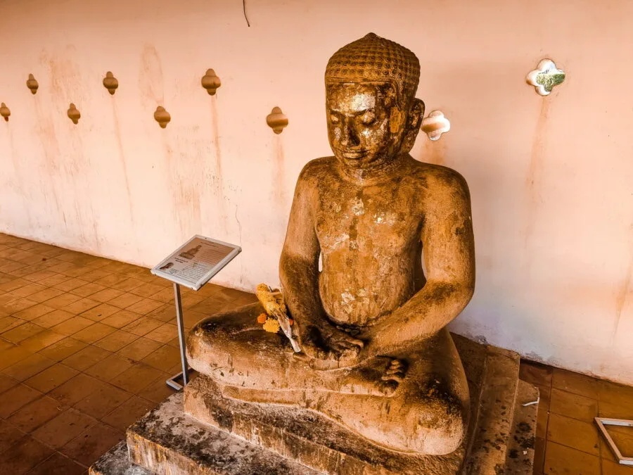 stone statue last king angkor that luang vientiane