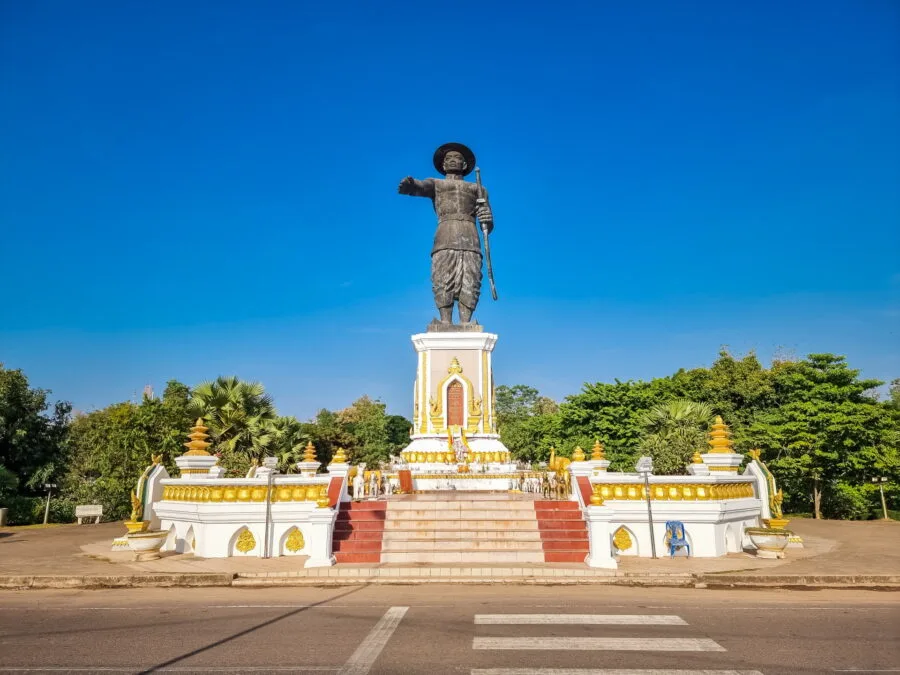statue king anouvong park vientiane