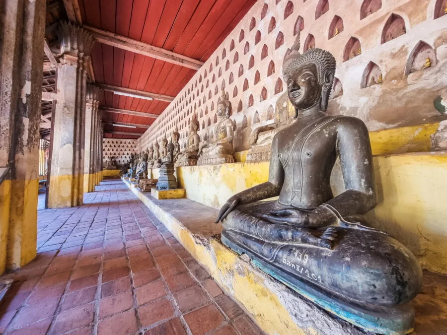 statues and niches vat sisaket Vientiane
